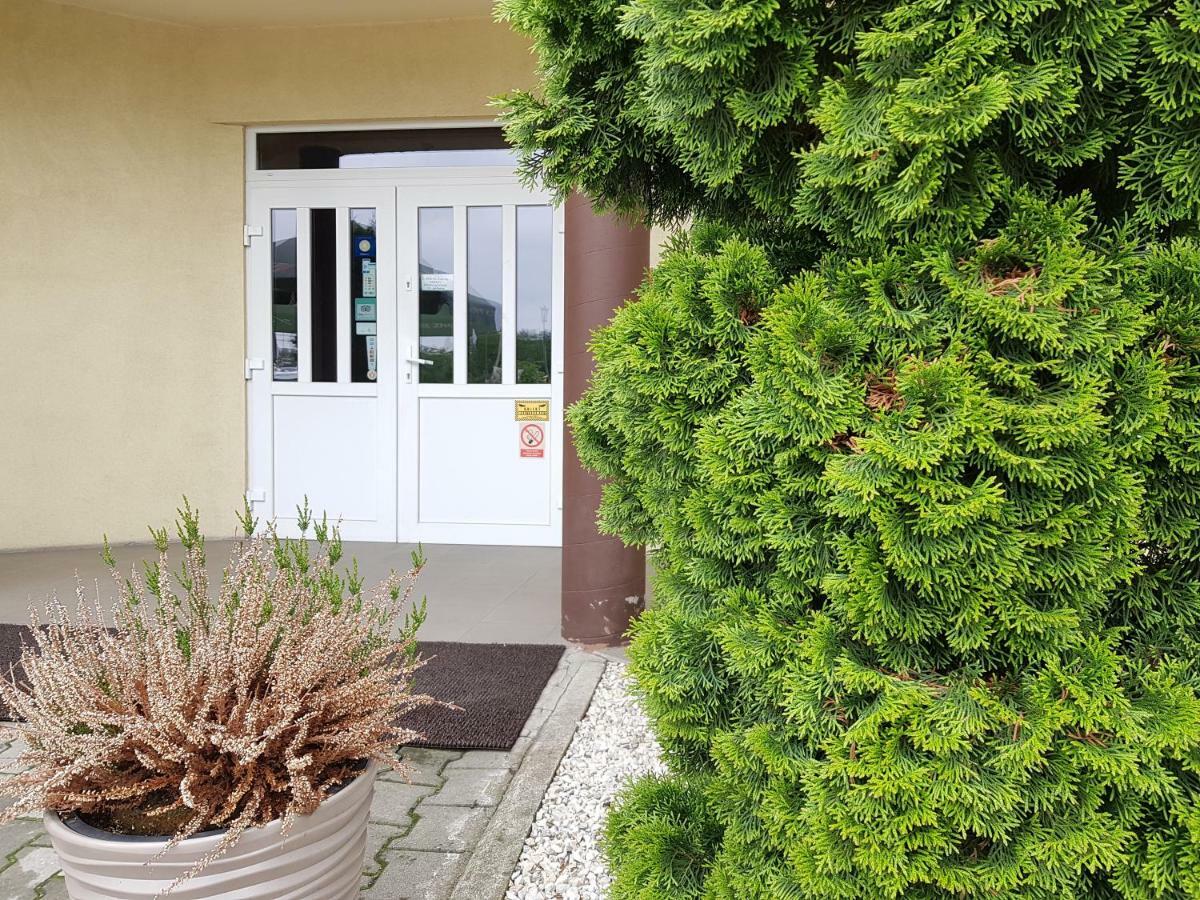 Hotelik Pod Baranami Siechnice Buitenkant foto